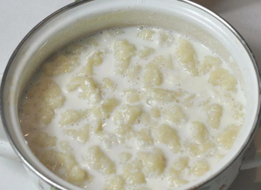 Клецки на молоке. Клецки на молоке. Суп молочный с клецками. Тесто на клецки. Суп молочный с клецками.