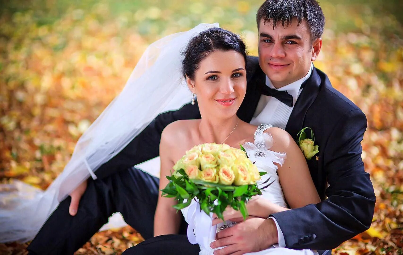 свадебная фотосессия в загсе. свадьба. жених и невеста фотосессия. фотосессия для родителей на свадьбе. взрослые молодожены.