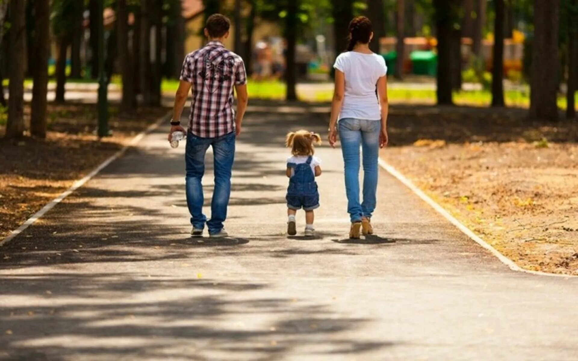 Вечером возвращаясь с прогулки. Гулять в парке. Прогулка. Прогулка в парке с детьми. Семья на прогулке.