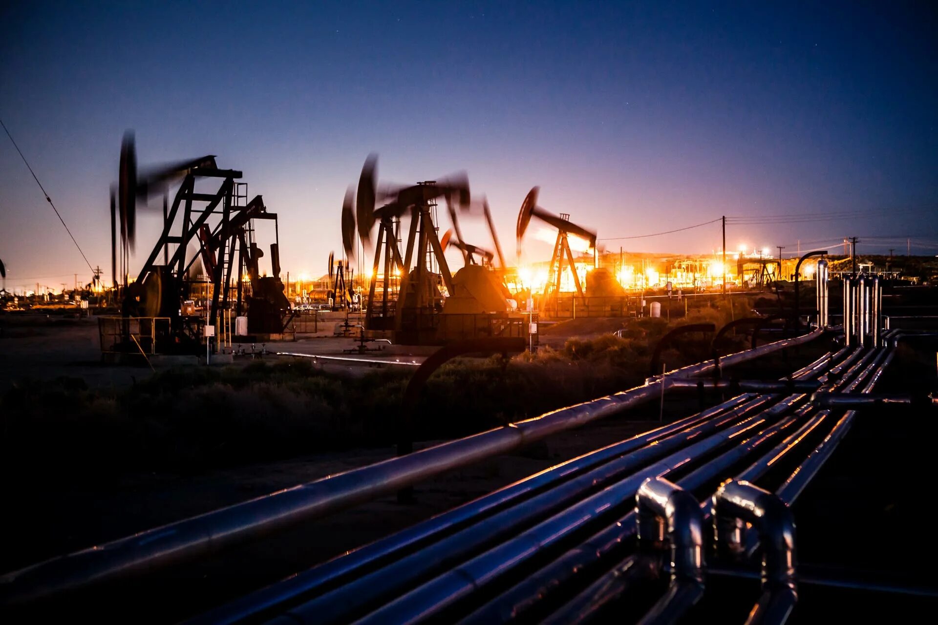 Нефтяная промышленность входит в. Нефтяная промышленность. нефтяная отрасль. нефтегазовая промышленность. нефтегазовая добыча.