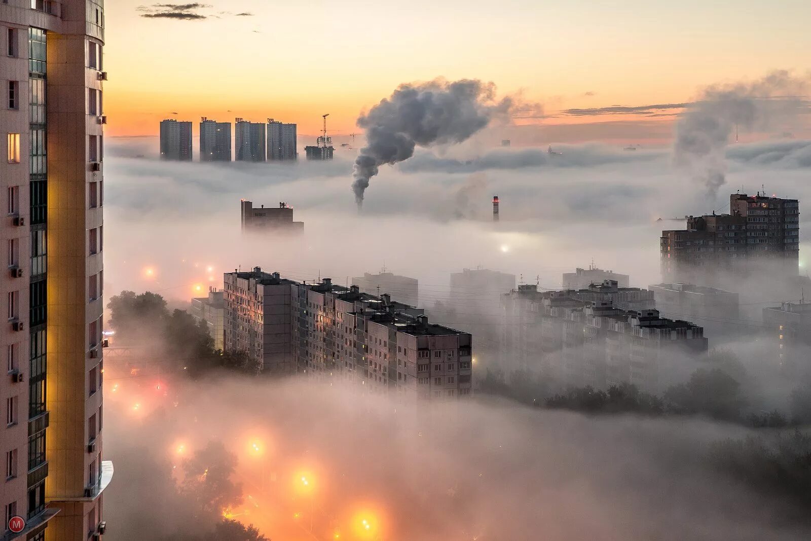 Среди серых облаков и многоэтажек. Город в тумане. Атмосферный город. Многоэтажка в тумане. Туманный город.