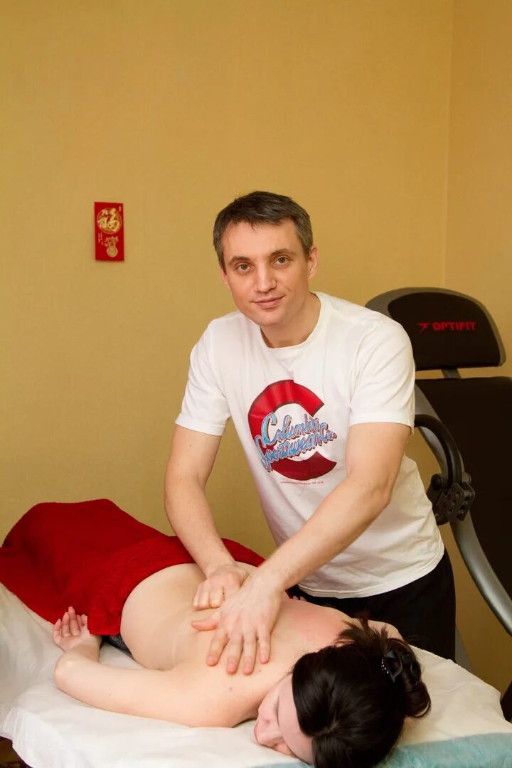Массажист парень. Массаж лечебный в больнице. Массажист мужчина для мужчины. Массажист на дом. Массажист парень.