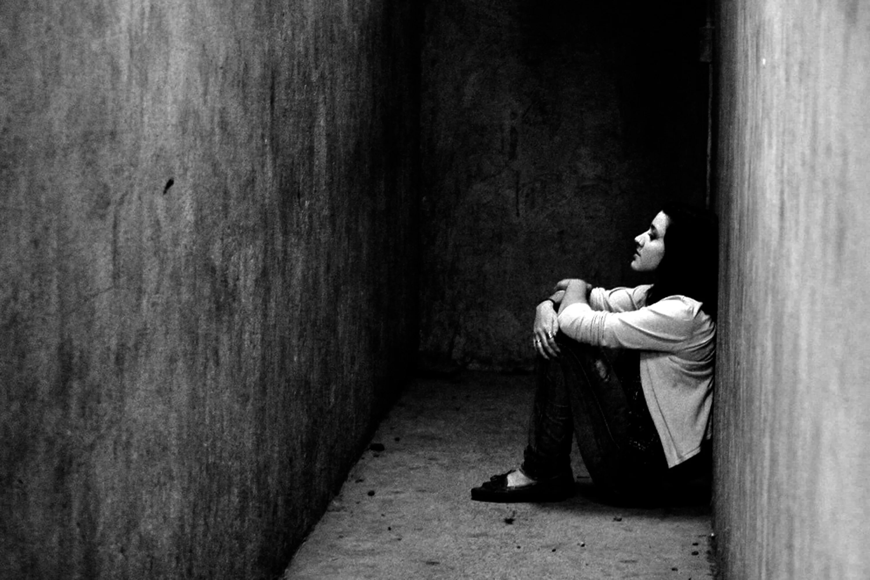 Это одиночество. Одинокий человек. Черно белое одиночество. Стена одиночества.