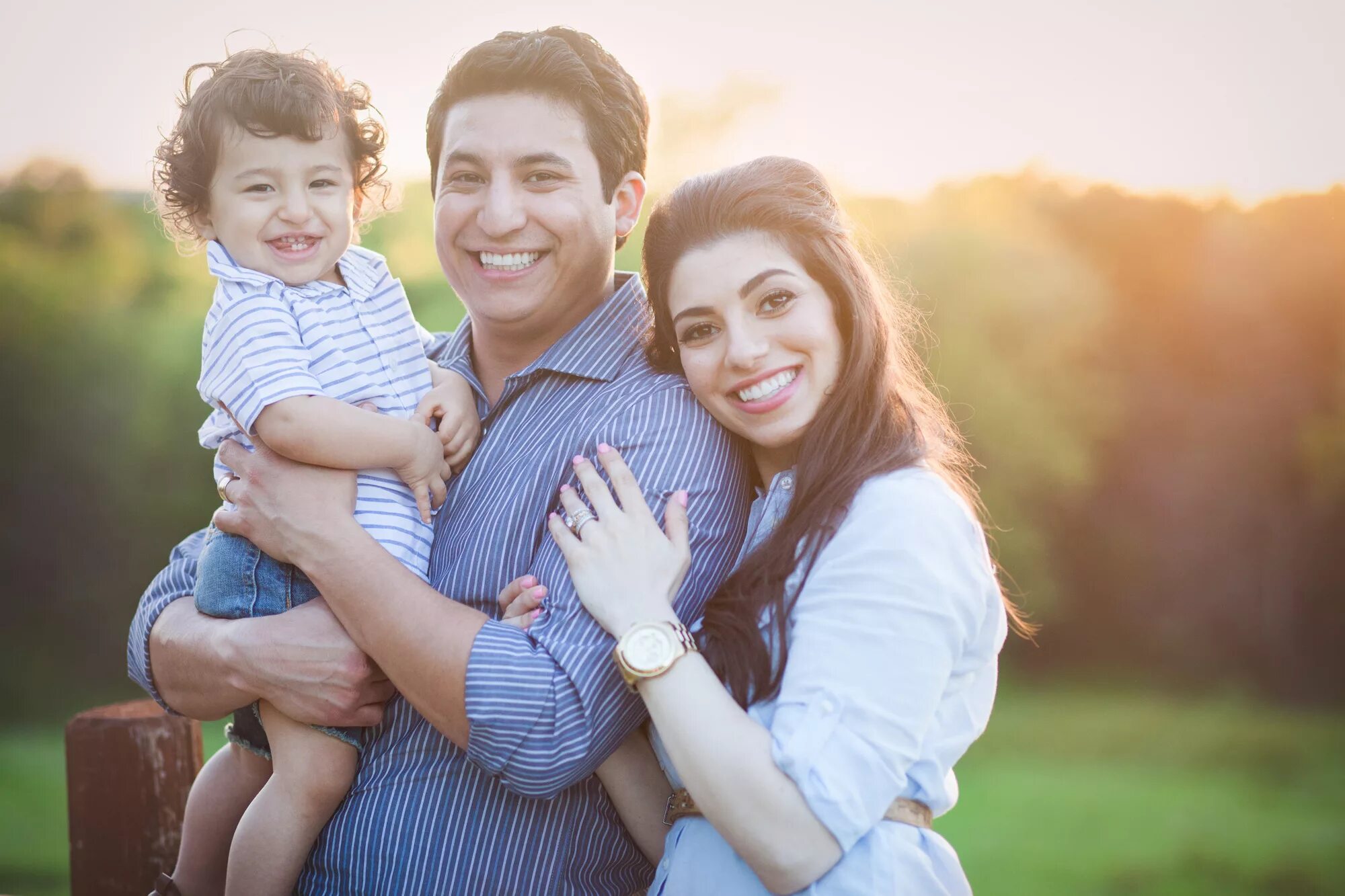 семья на лужайке. счастливая пара. Surprise bad daughter. счастливые пары. фотография счастливой семьи.