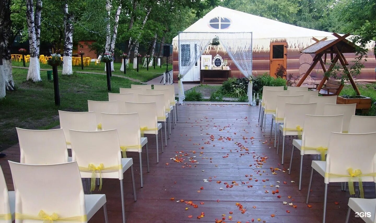 Apple hill крылатское. Площадка яблоневый сад крылатское. apple hill крылатское дворик. площадка «яблоневый сад» в apple hills в крылатском. эппл хилл в крылатском.
