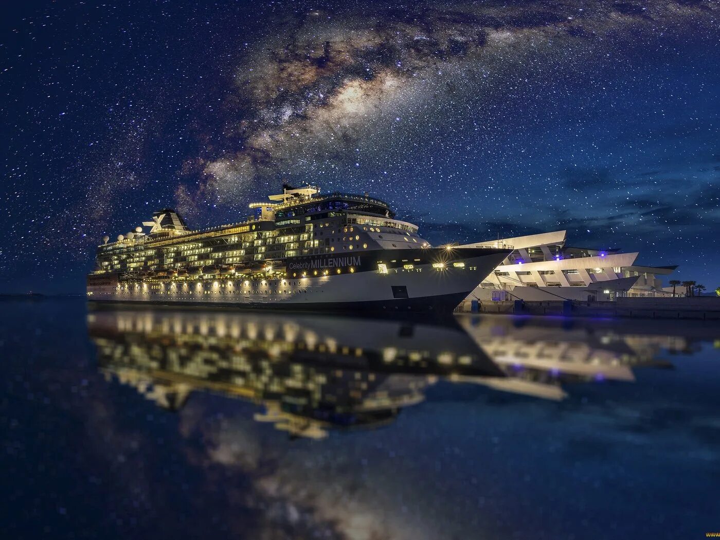 Плавающий корабль. Корабль celebrity millennium. celebrity millennium лайнер. корабли современные.