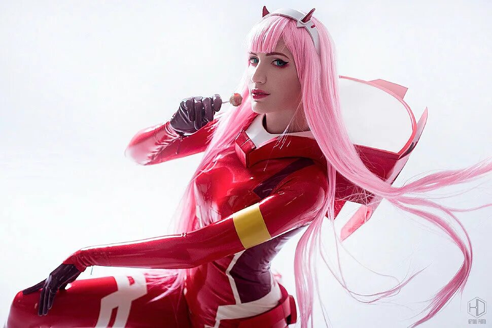 Зеро ту косплей. Косплеерша zero two. darling in the franxx косплей zero two латекс. misa chiang zero two.
