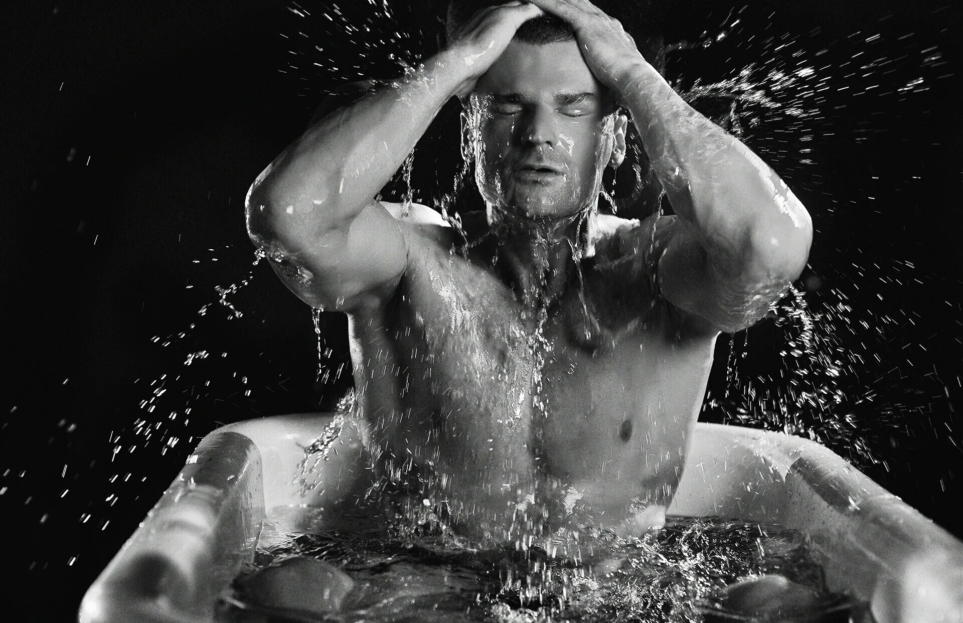 парни капелька. антон хабаров торс. обильное потоотделение. девушка за мокрым стеклом. портрет мужчины с водой.