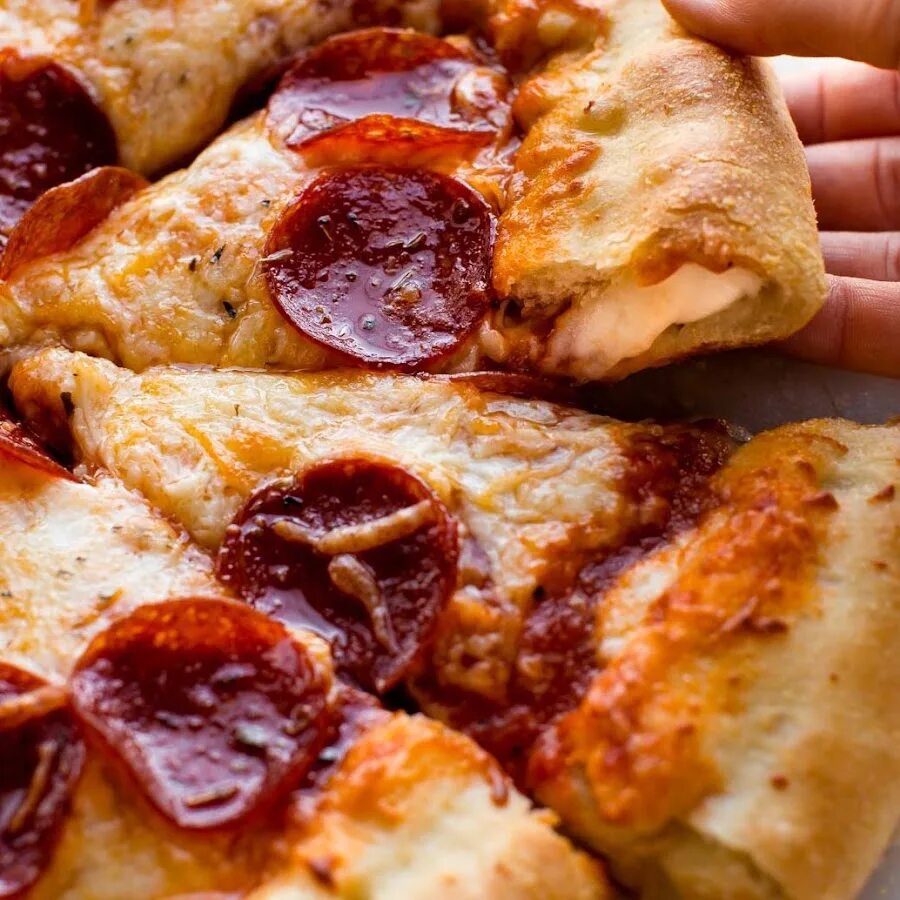 Пышное тесто как в пиццерии. Пышное тесто для пиццы. пицца скрипкина. stuffed crust pizza. как испечь вкусную красивую пиццу.
