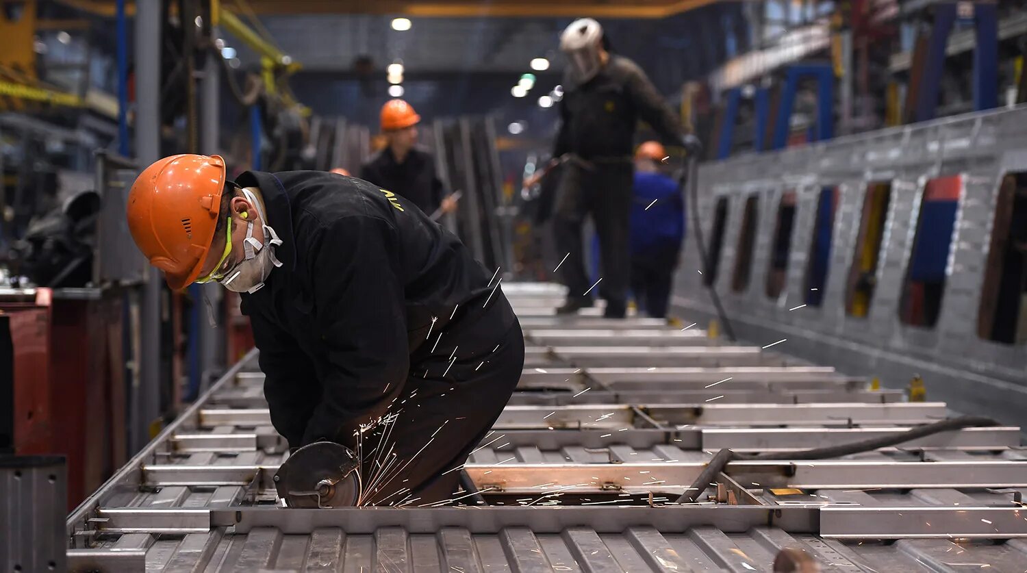 Рабочие на предприятии. Увольнение с фабрики. Завод по производству троллейбусов в россии. Завод уволили. Уволили с завода фото.