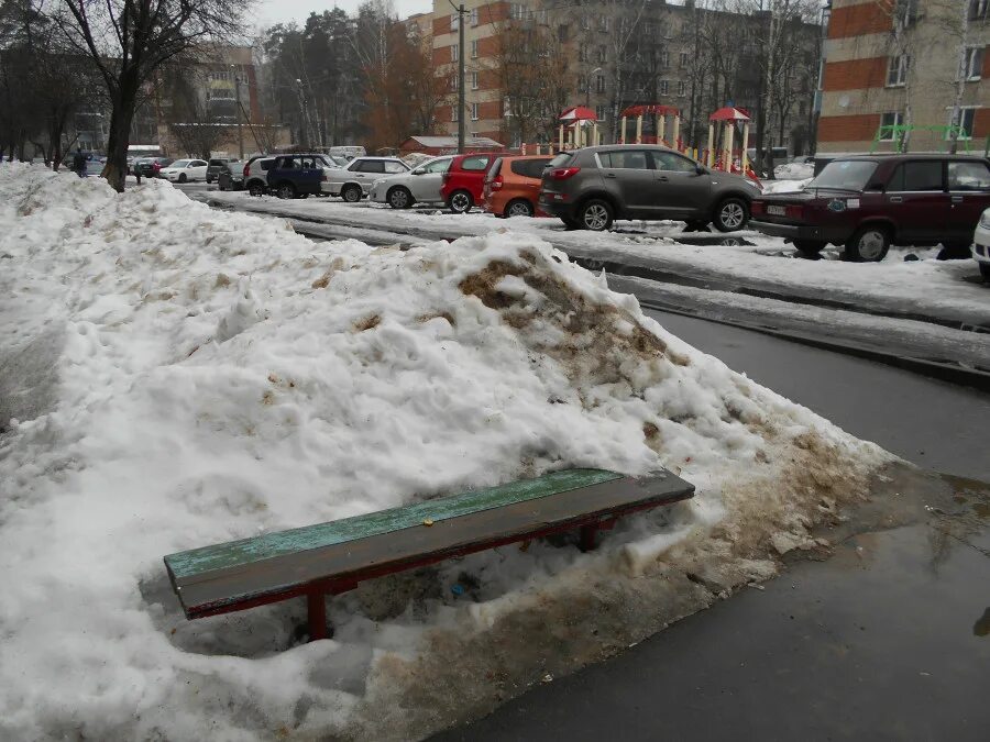 Снег и лужи. Лужа на сугробе снега. Лужи в городе зимой. Сугробов дождь