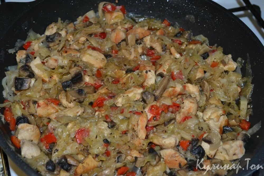 тушёная капуста с курицей в мультиварке. тушёная капуста в мультиварке. куриные грудки с тушеной капустой. тушеная капуста с куриной грудкой. блюда с тушеной капустой.