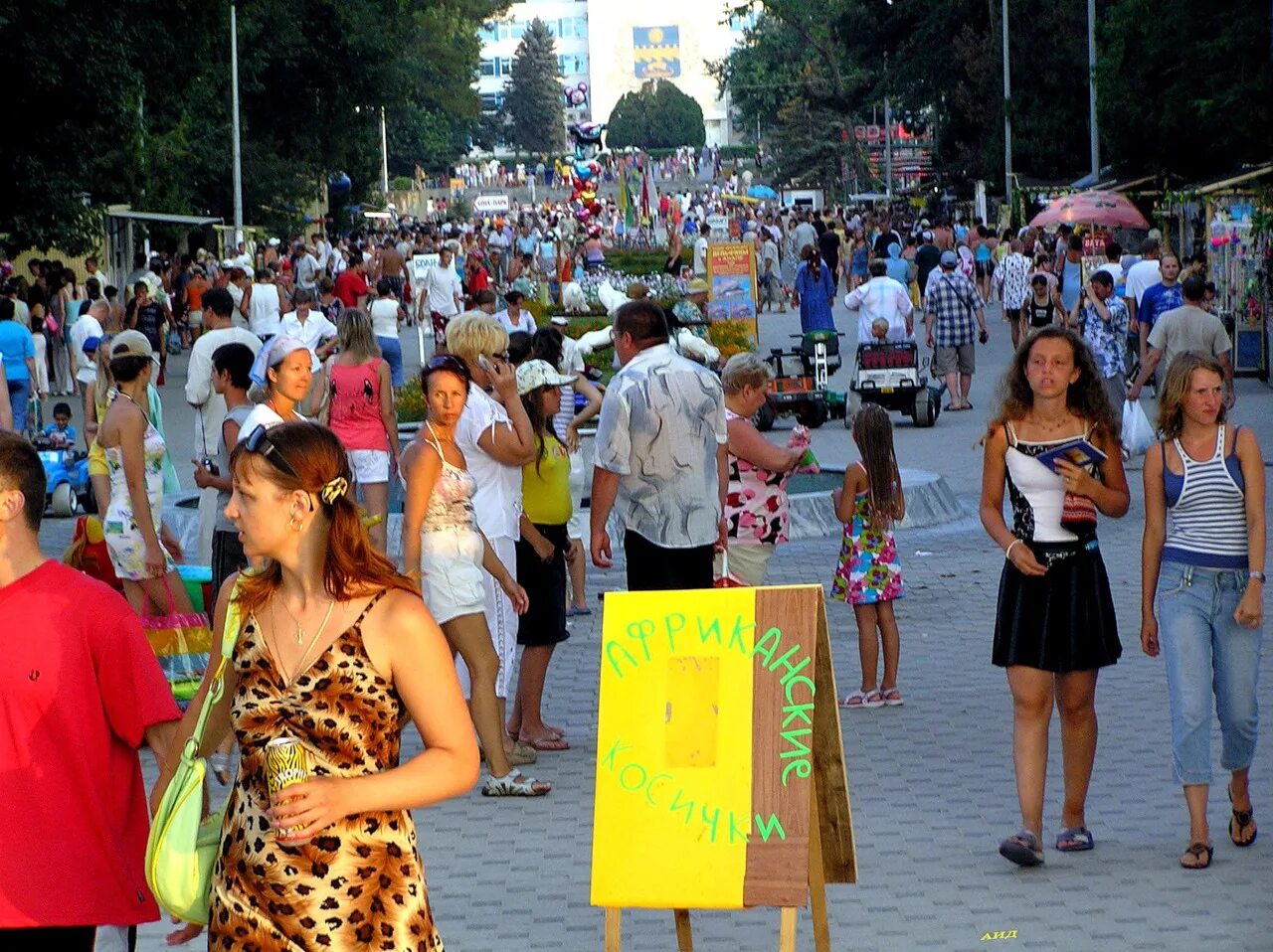 Отдыхающие возле кремля. Население анапы на 2022. Г. Анапа жители города. Жители анапы.