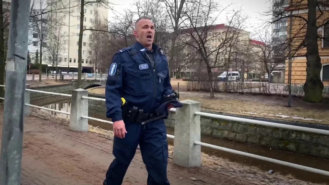 Полицейский поют. Полицейский поют. Жирный за рулем юмор. Поющий полицейский. Полицейский поют.