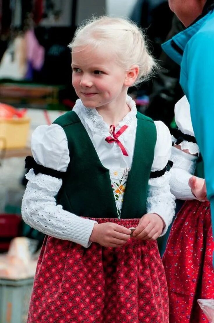Немецкие дети в россии. Национальный костюм Швейцарии. Скандинавские дети. Национальный костюм Германии детский. Дети из Германии.