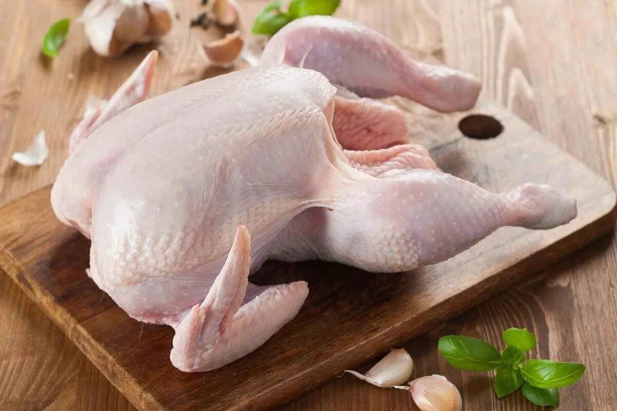 Полезное мясо кур. Курица мясо. Мясо птицы тушка. Тушка куриная. Курица сырая.