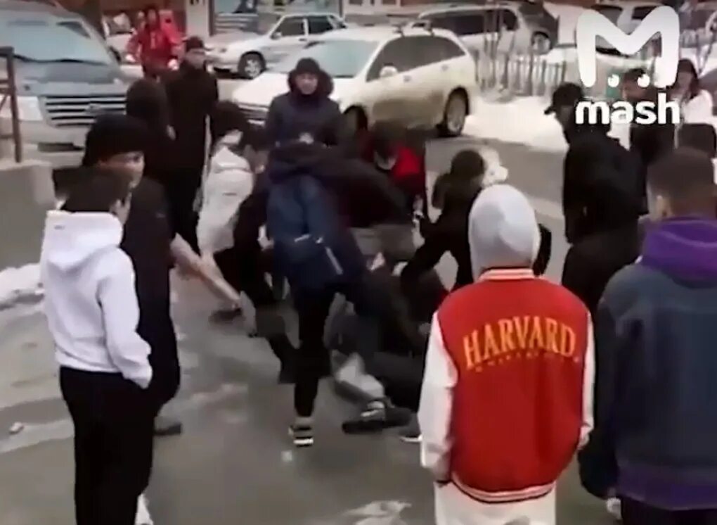 Русского пацана толпой избивают таджики. Полицейский избивает человека.