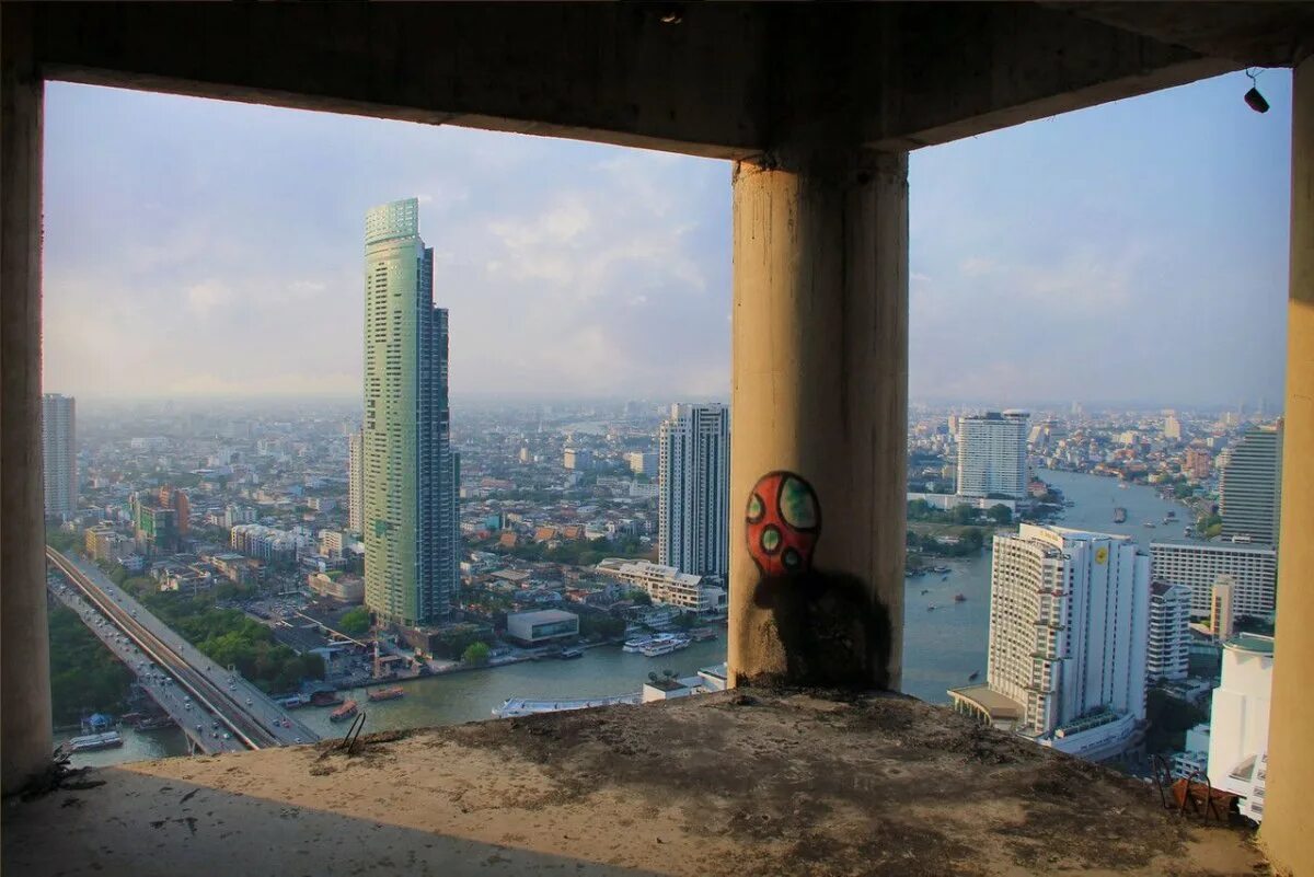 Заброшенный небоскреб. Sathorn unique Бангкок. Небоскреб Sathorn unique. Бангкок небоскреб-призрак Sathorn unique. Саторн Юник Тауэр.