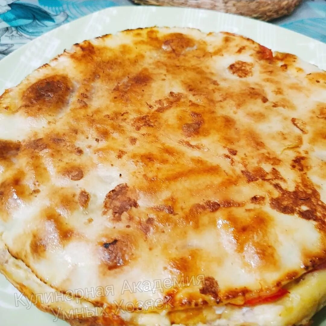 Сырный пирог на сковороде. Завтрак из лаваша. Трубочки из лаваша с сыром. Пирог с лавашом и сыром на сковороде. Закуски из лаваша.