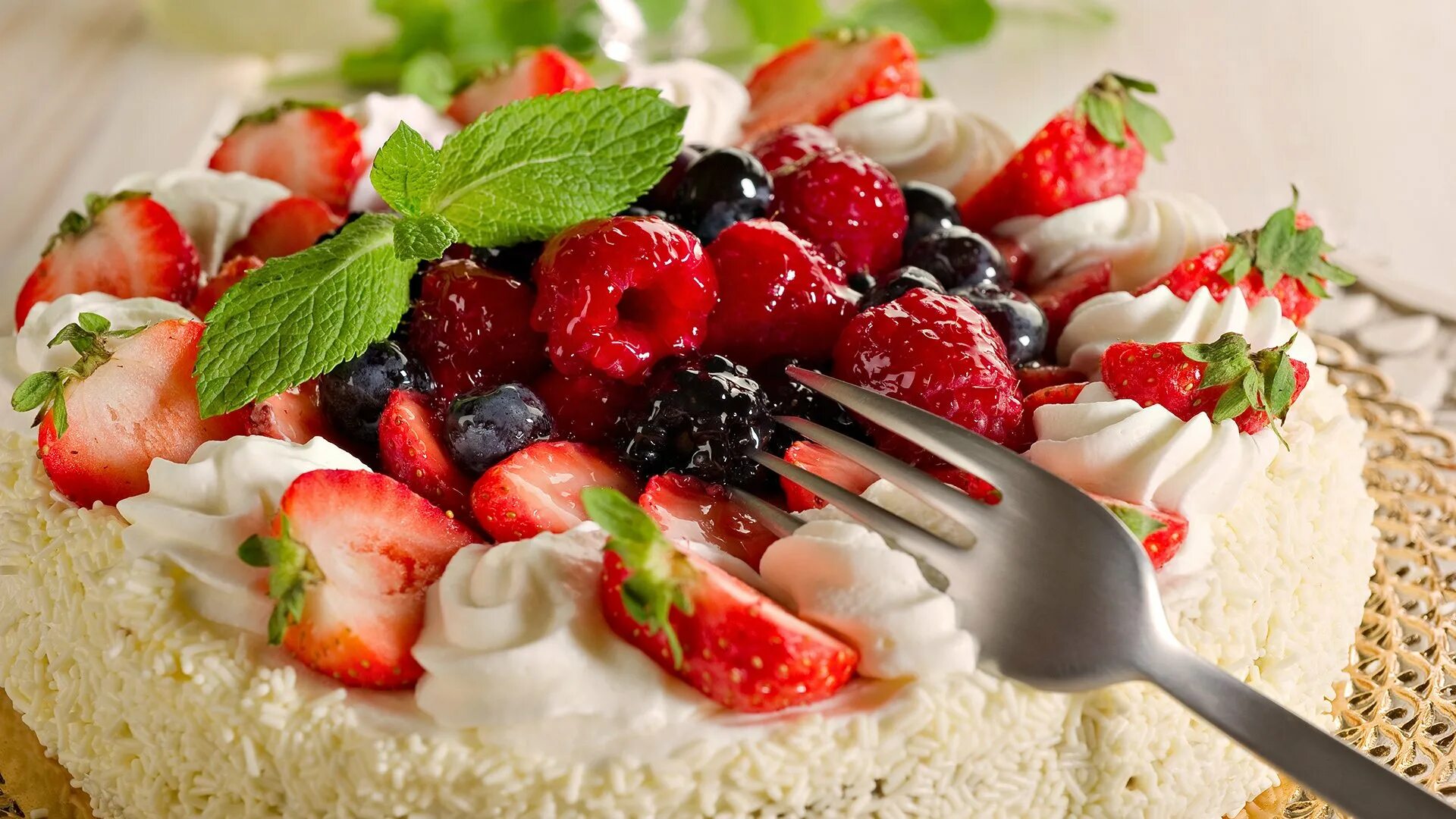 Включи самое вкусное. Ягодный десерт. Красивая еда. Торт со сливками и фруктами. Тортик с клубникой.