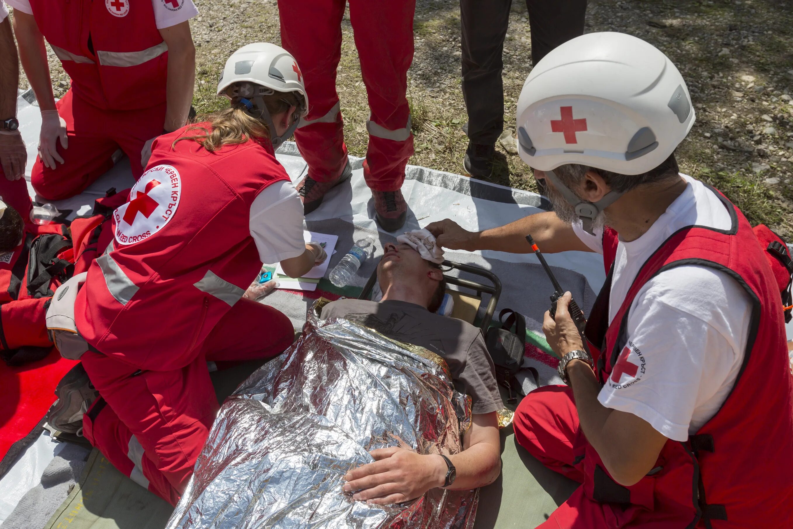 Форма красного креста. Красный крест ЧС. Волонтеры красного Креста. Red Cross Organization.