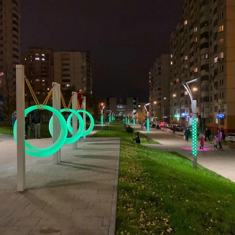 новосибирск вечером. иллюминация города. парк арена новосибирск новый год 2023. украшение для улицы. светящиеся многоэтажки в новосибирске.