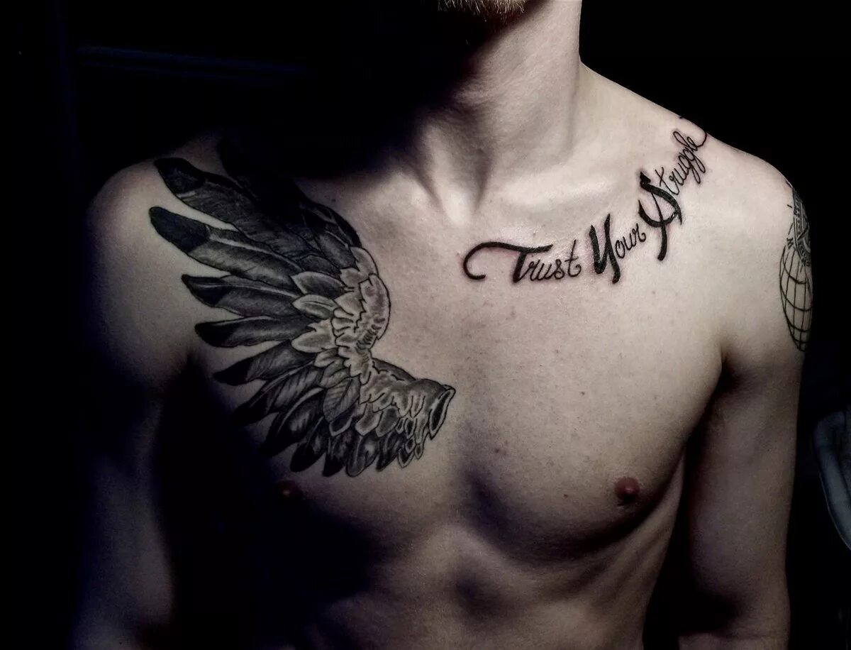 Надпись на груди мужские. Тату на грудь. Татуировки для мужчин. Татуировки на грудине мужские. Мужские Татуировки на грудной клетке.
