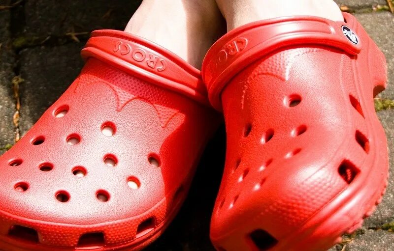 Как проверить кроксы на оригинальность. Кроксы от Crocs. Crocs красные. Оригинальные кроксы гуччи женские. Необычные кроксы.