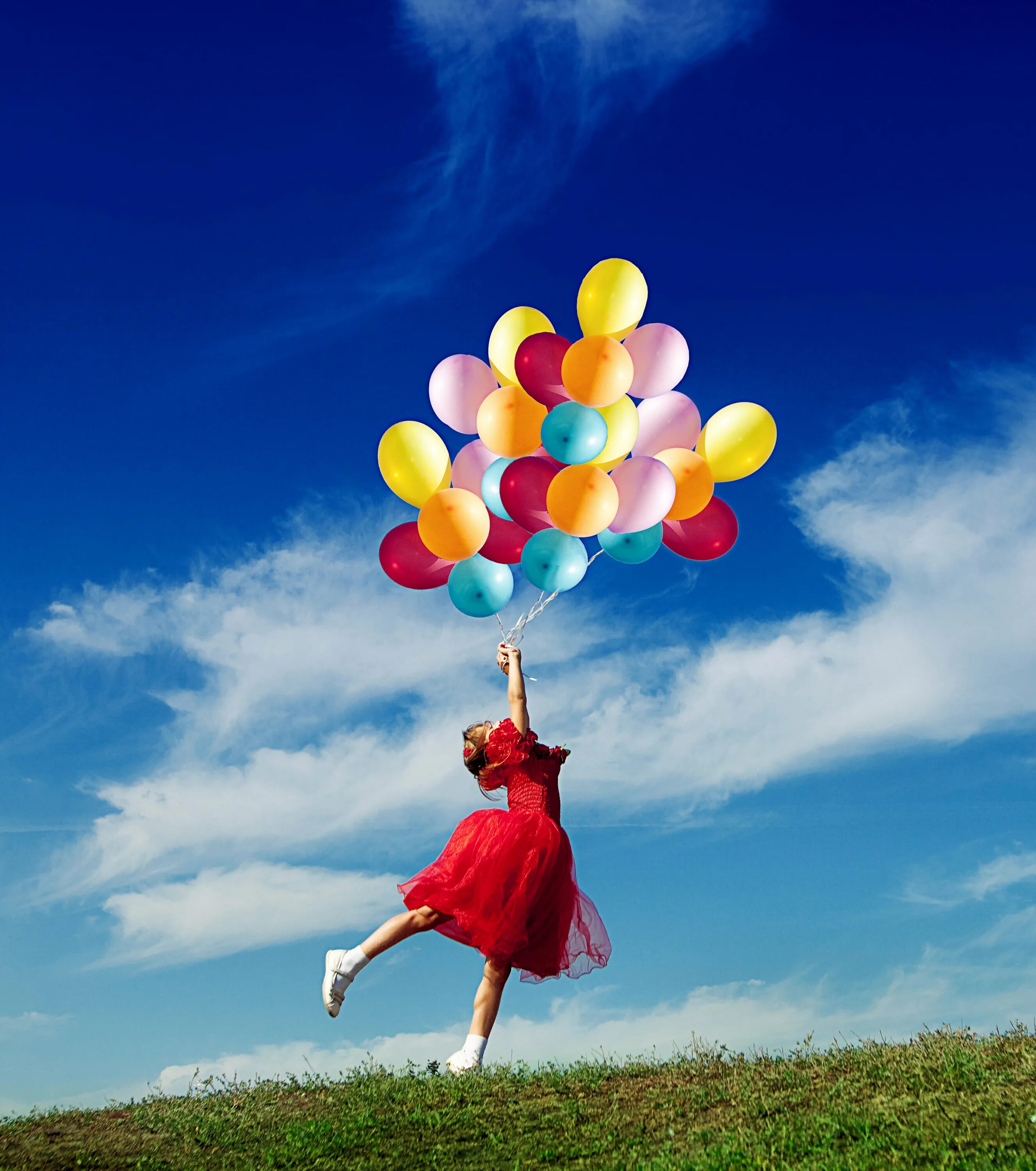 С днем рождения девочка с шарами. Девушка с воздушными шарами. Девочка с шариками. Шарфик для девочки. Девушка на воздушных шарах.
