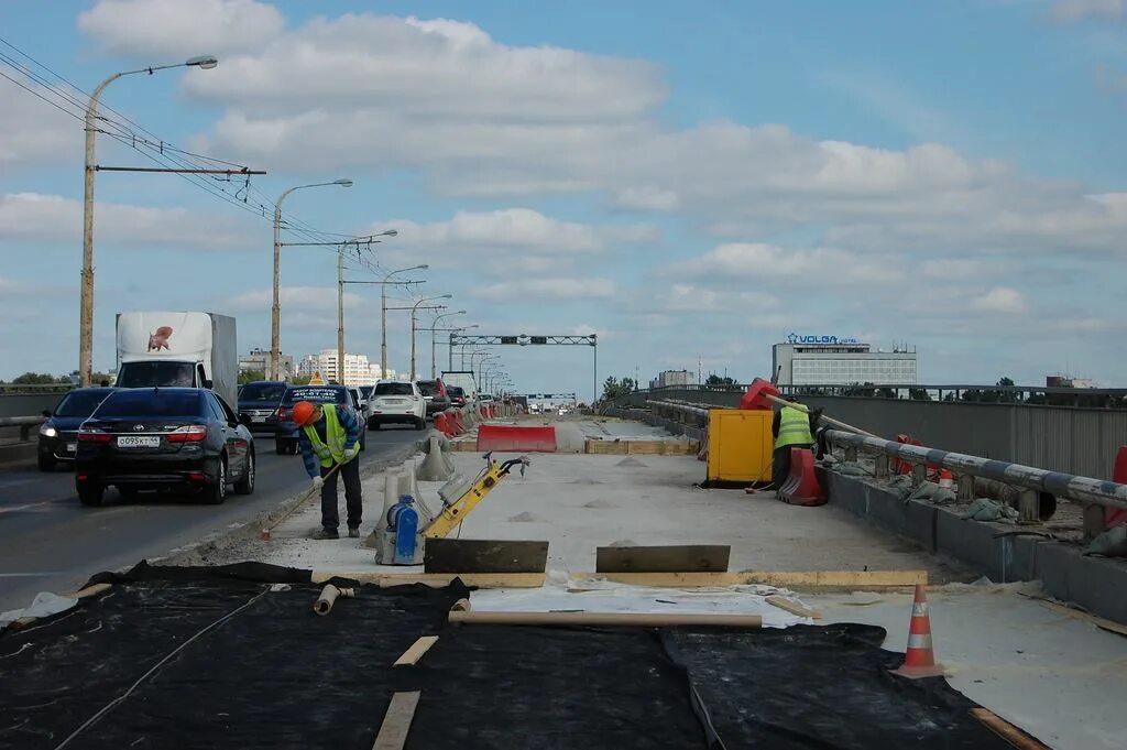 Ремонт моста в костроме через волгу. Ремонт моста по половине проезжей части. Конфликт на мосту в Костроме. Организация которая в Костроме ремонтирует мосты. Открыта ли полоса на мосту в Костроме.