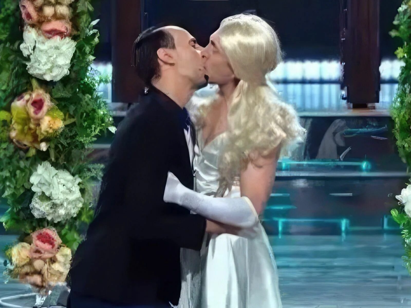 Поцелуй Дорохова в шоу игра. С кем целовался Дорохов на сцене. Шоу игра дорохов поцелуй