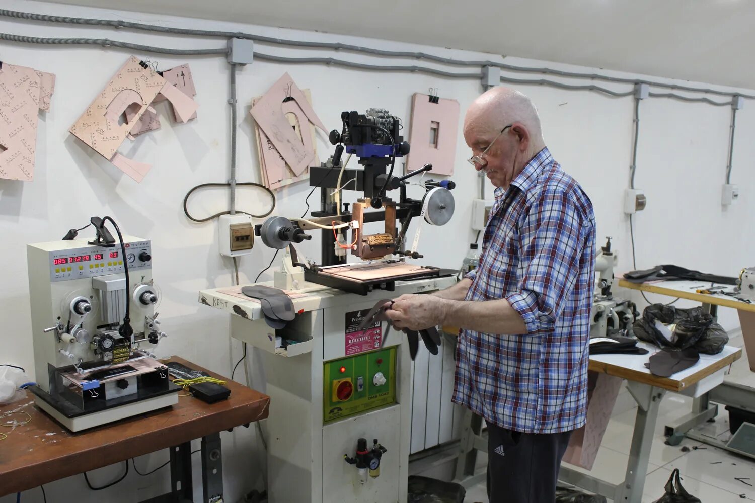 обувной цех в махачкале. цех в подвале. обувной цех. заготовочный цех обувной фабрики. трикотажнқй цех.