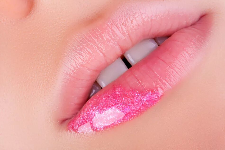 Close lips. Розовый блеск для губ. Ярко розовый блеск для губ. Губы сочные розовые. Розовый блеск для губ на губах.
