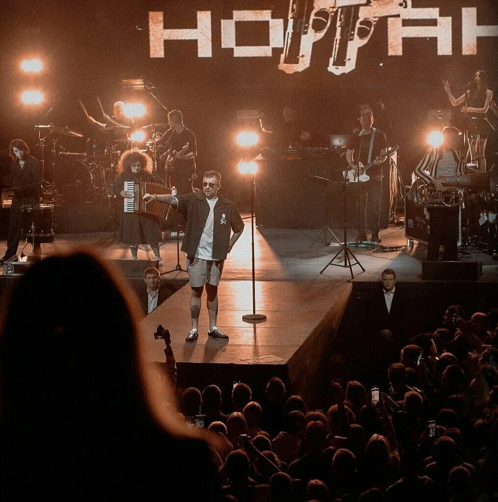 Atmosphere концертный зал. Концерт атмосфера москва. Атмосфера рок концерта. Главклуб грин концерт москва. Атмосфера концертный зал.