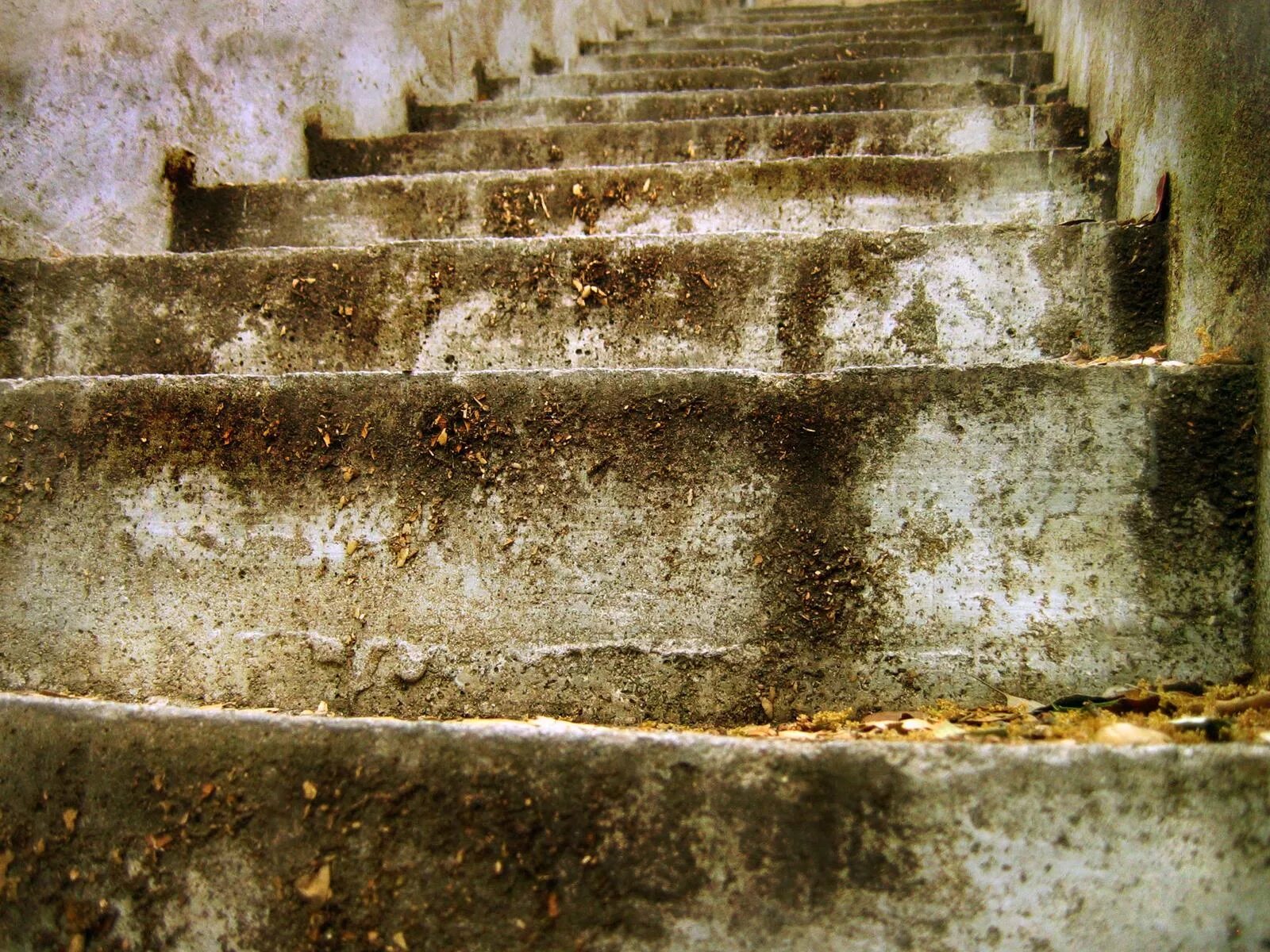 Ступени человеческого века. Старая лестница. Разрушенные ступеньки. Старые бетонные ступени. Разрушенная лестница.