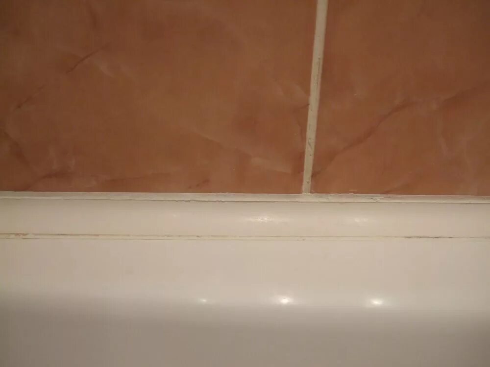 Бордюр для ванны. Шов между ванной и стеной. Акриловый плинтус для ванны. Стык между ванной и стеной современные методы. Плинтус ванна герметик
