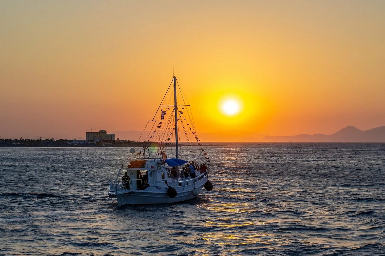 Морская прогулка на закате. Фотосессия морская прогулка. Джидда морская прогулка. Катер для прогулок по морю.