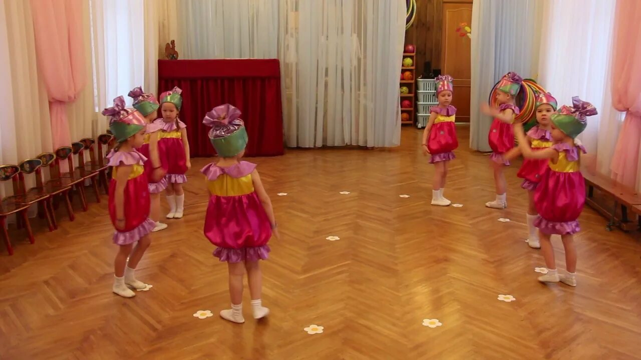 Детский танец для средней группы. Танец конфеток в детском саду. Танец средняя группа. Конфетка для танца в дет сад. Детки конфетки танец в детском саду.