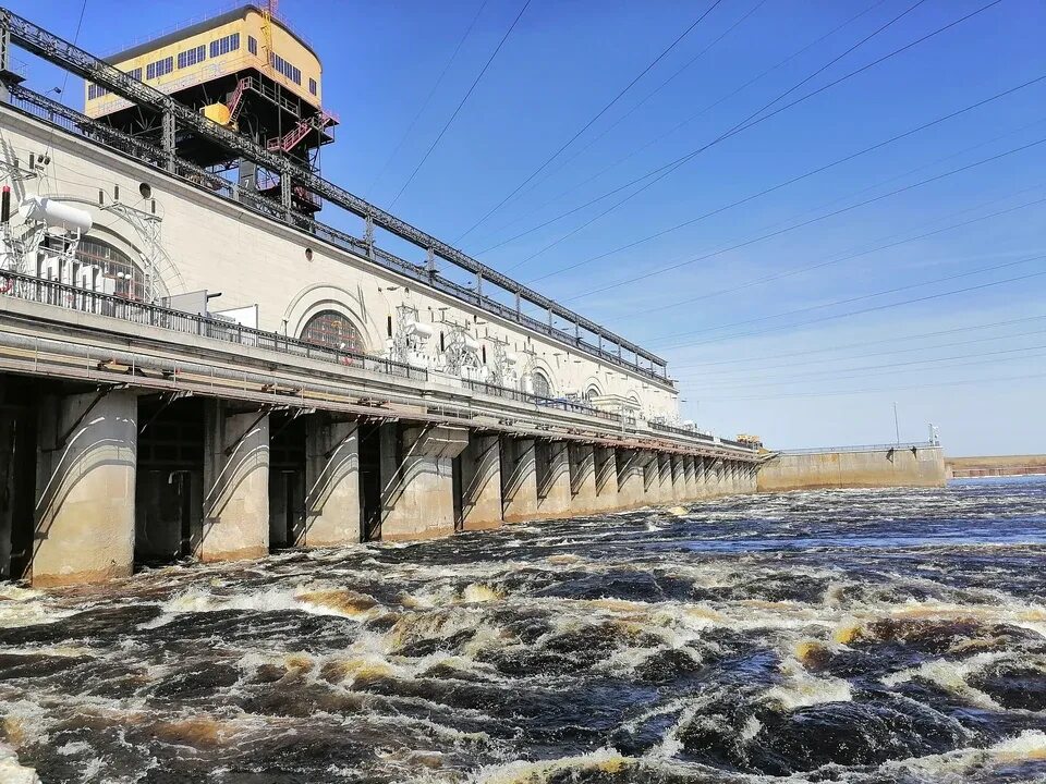 Сброс воды в волге. ГЭС Нижний Новгород. Нижегородская ГЭС Заволжье. Горьковское водохранилище ГЭС. ГЭС Заволжье.