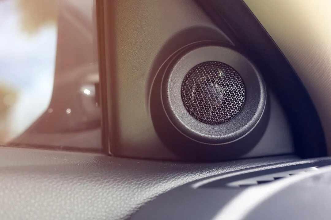 3. Car with speakers. Alpine автозвук. Sound in car. Колонка магнитофон.