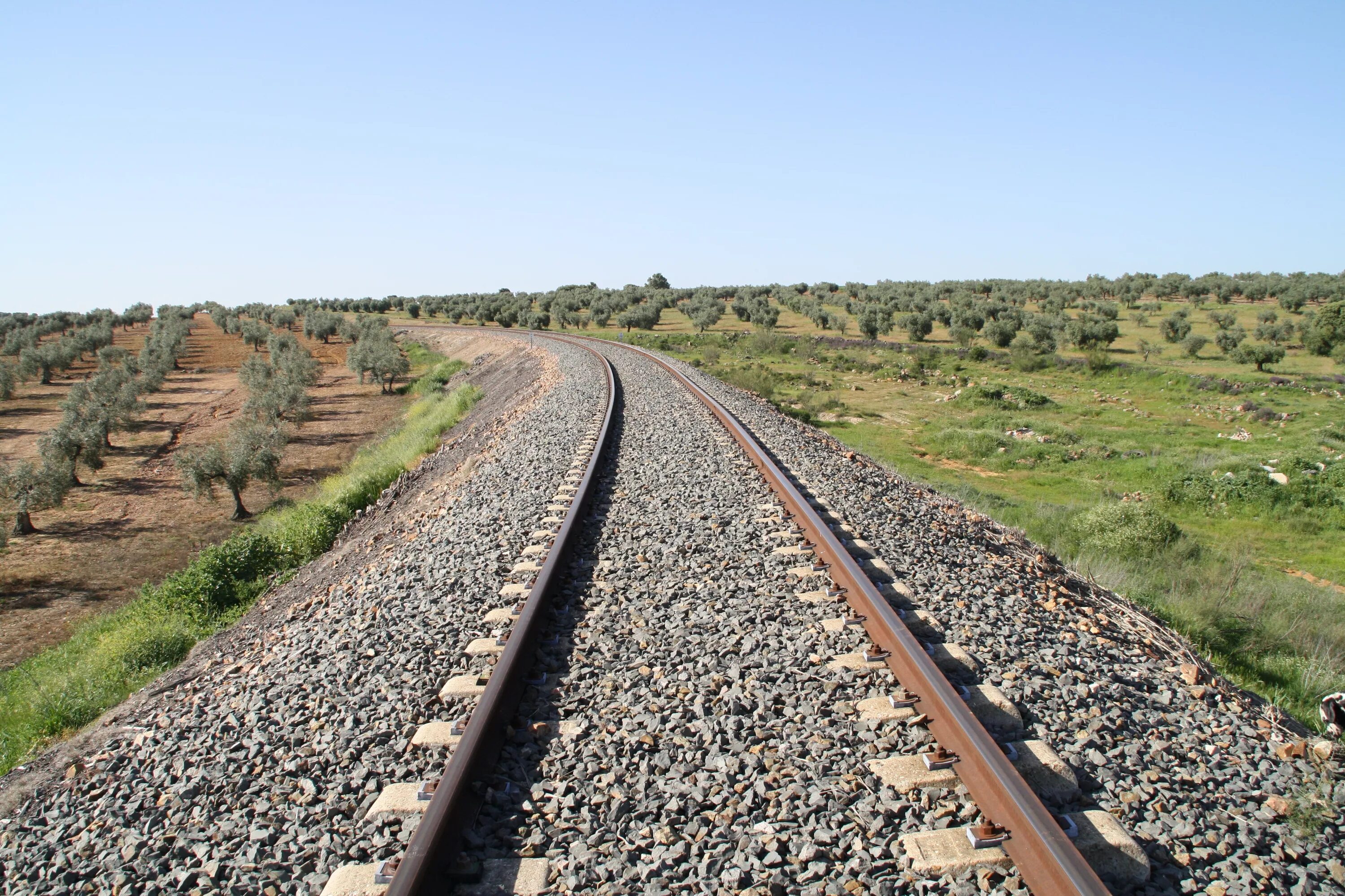 Эфиопско-джибутийской железной дороги. Железнодорожные пути. Железная дорога насыпь. Железнодорожная путь на насыпи. Поступать на железную дорогу