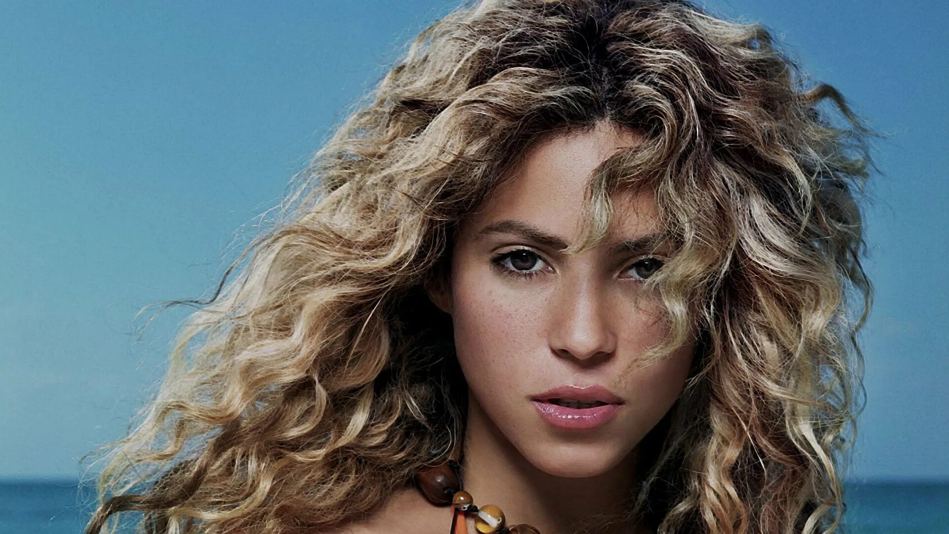 Curly blonde. Shakira 90s.