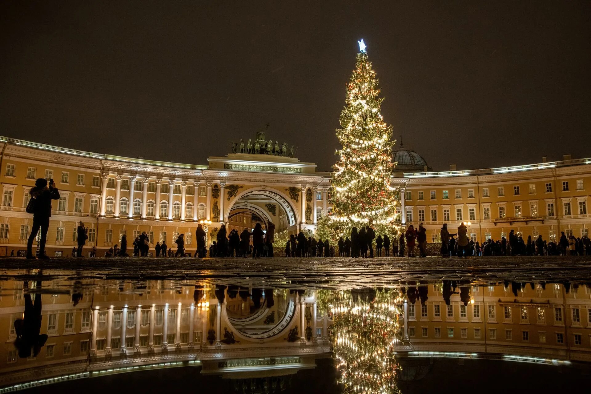 Новогодняя ночь в СПБ. Дворцовая площадь 2000 год. Петербург в новогоднюю ночь. Бесплатные музеи в Санкт-Петербурге на новогодние праздники 2023
