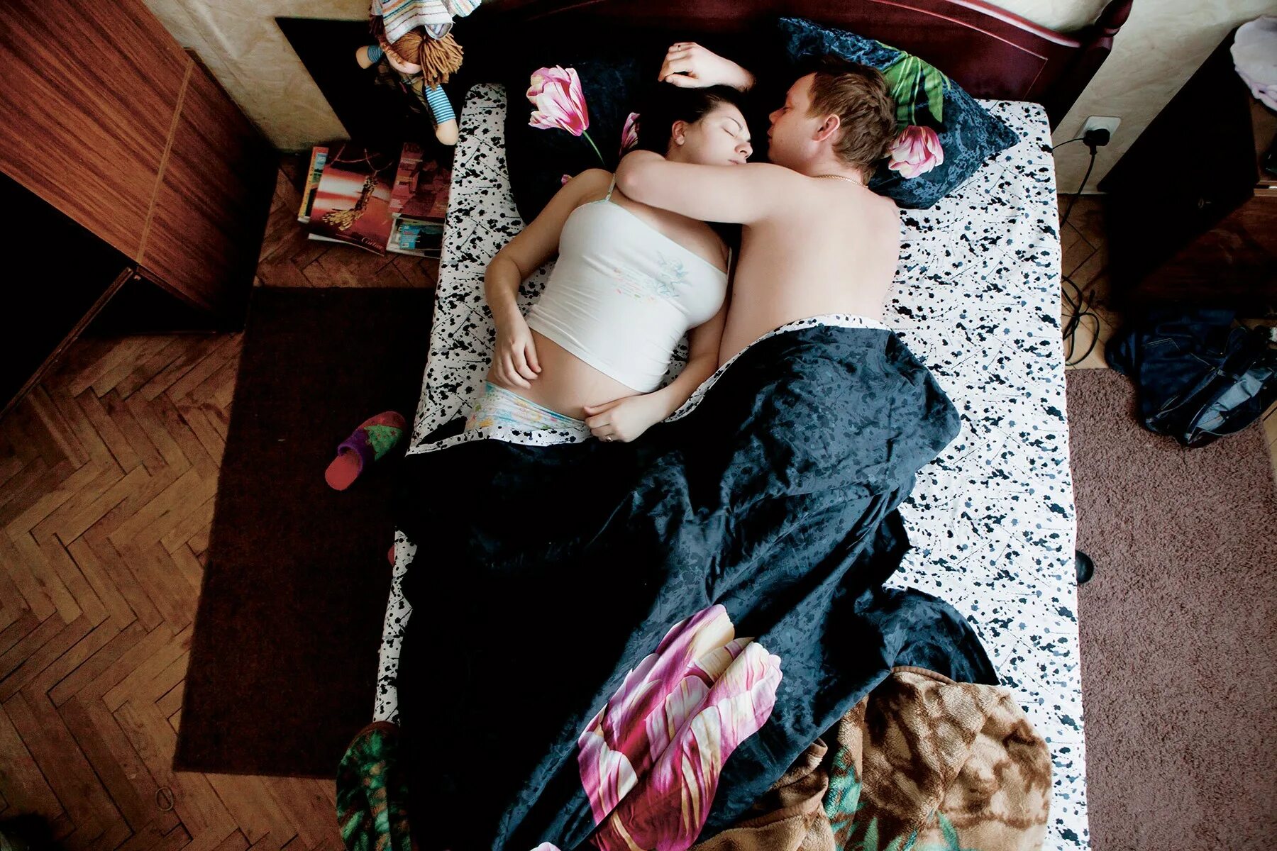 Жена и друг семьи домашнее. Спящие русские девушки. Спящие пары фотопроект.