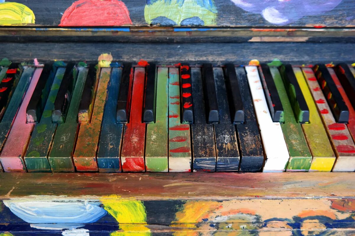 Музыка цвет дети. Цветное пианино. Разноцветное пианино. Цветные музыкальные инструменты. Разноцветные клавиши пианино.