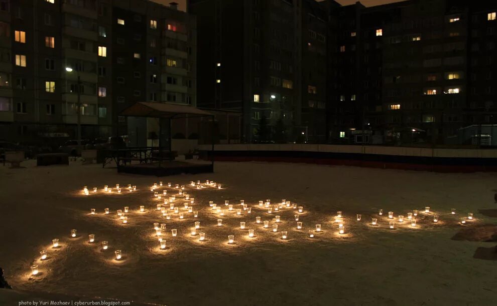 свеча в окне. дорожка из свечей. улица свечка. улица свечка. рождественские огоньки в городе.