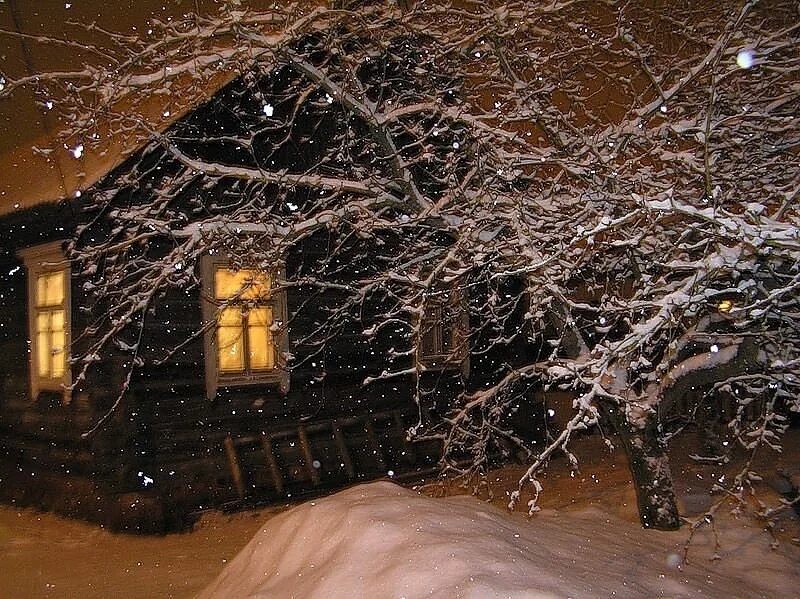 Глубокая зимняя ночь метель в доме ни. Деревенский домик зимой. Зимний вечер. Зимний вечер в деревне. Вечерний снег за окном.
