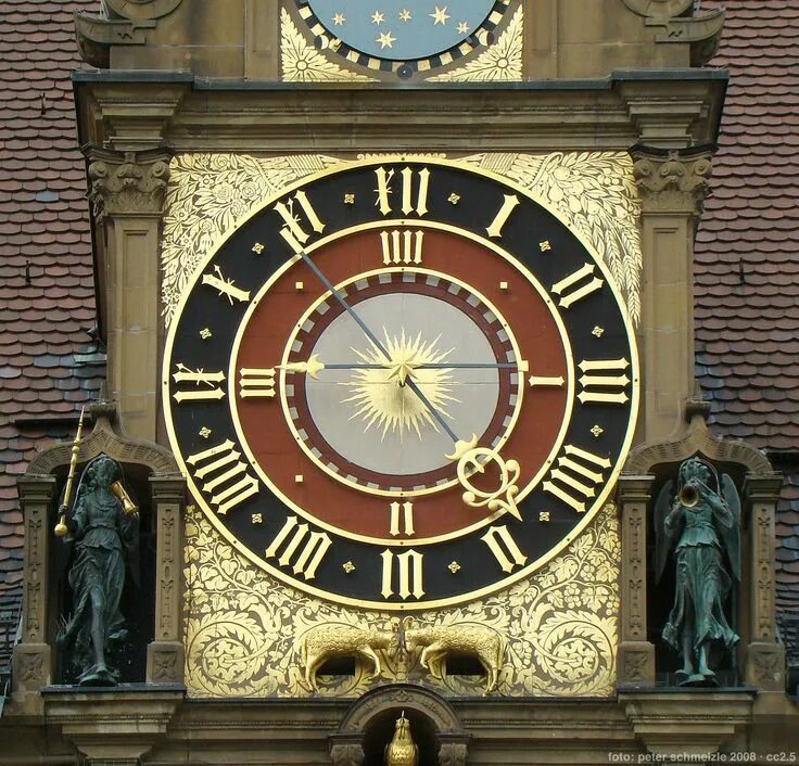 Часы из виниловых пластинок трафареты. Rathaus в мюнхене часы-куранты,. Настенные часы над дверью. Часы из виниловых пластинок трафареты. Круглая дверь.