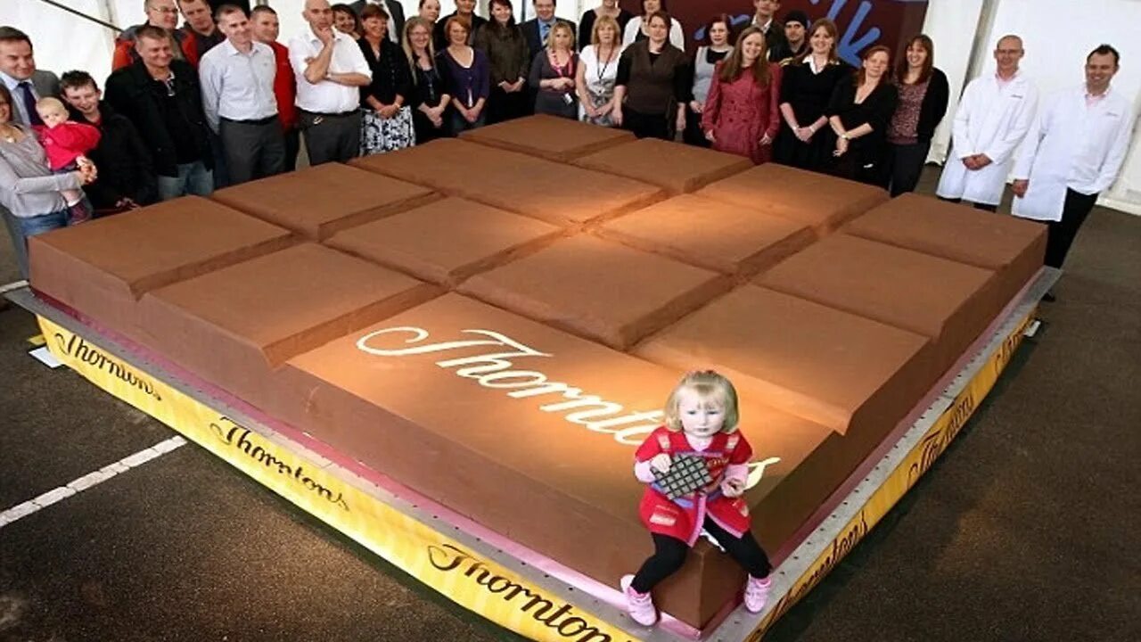 Шоколад бол. Самый большой шоколад в мире рекорд Гиннесса. Самая большая шоколадка в мире. Самая большая плитка шоколада Thorntons. Самая большая шоколадная плитка в мире.