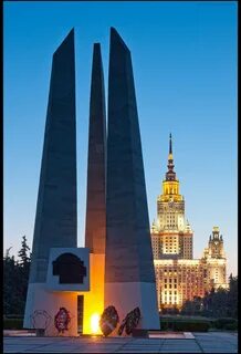 Памятник возле московского университета